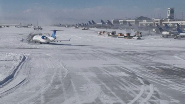 Más de 5.000 vuelos están cancelados debido al mal tiempo.