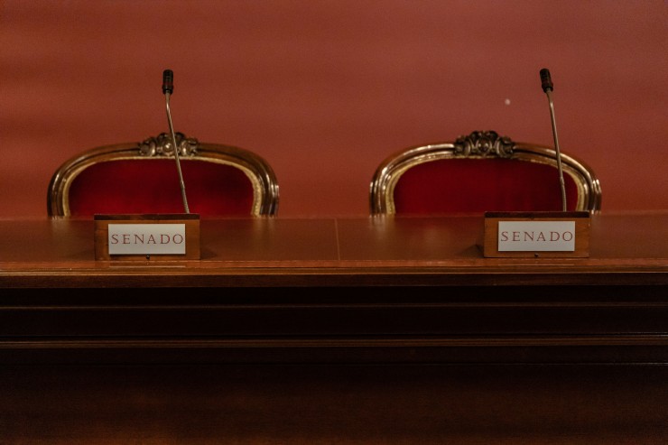 Dos asientos en la sala Manuel Broseta Pont durante la primera jornada de puertas abiertas del Senado, a 30 de noviembre de 2022, en Madrid. / Carlos Luján - Europa Press