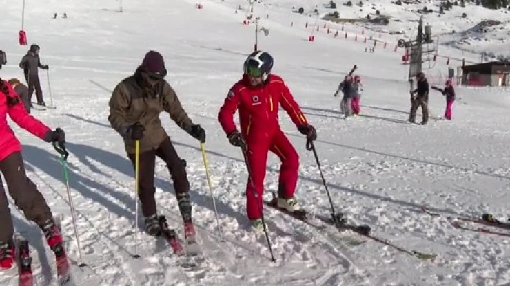 Varias personas en una clase de esquí.