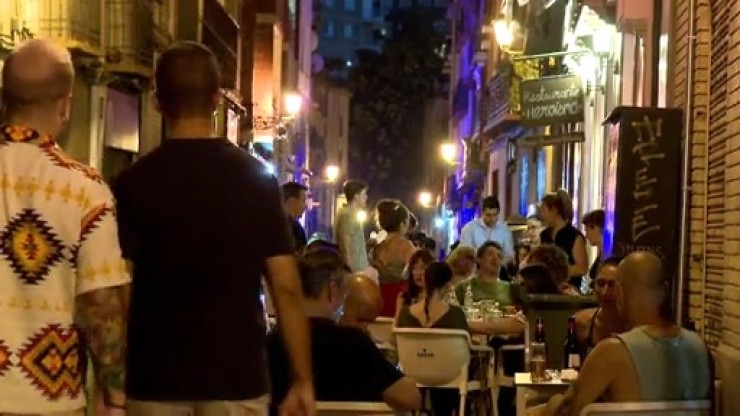Clientes en una terraza de Zaragoza por la noche.