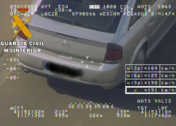 Imagen del vehículo infractor captada por el helicóptero de la DGT. / Guardia Civil