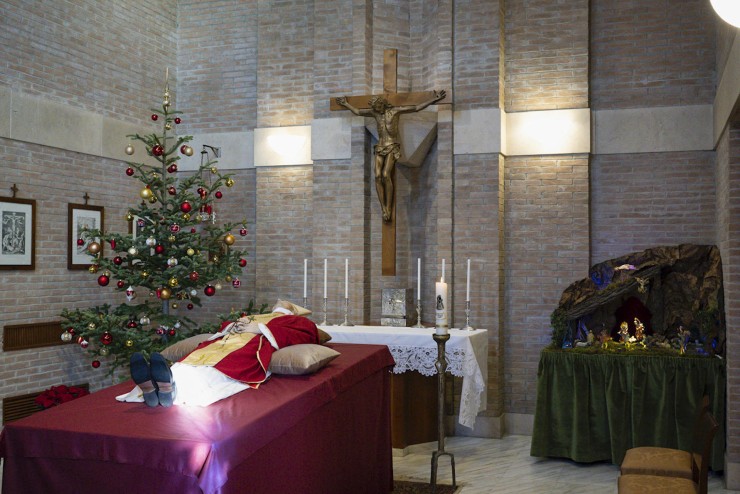Imagen de la capilla ardiente de Benedicto XVI en el Vaticano. (EFE/ Vatican Media)