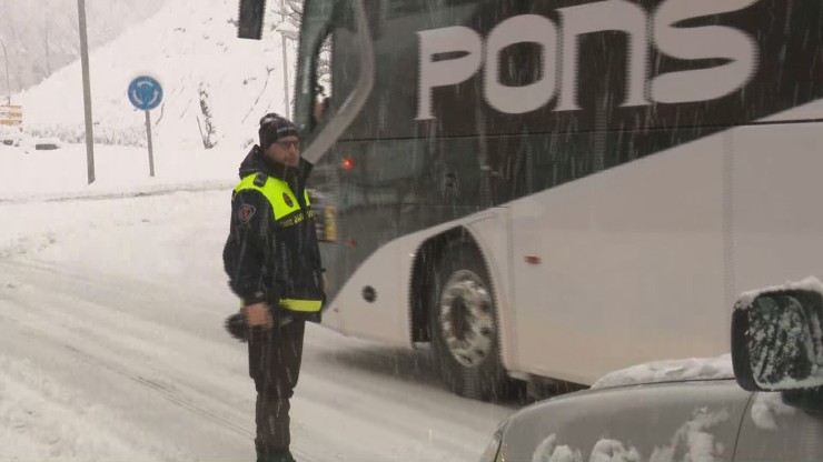 Un autobús se abre paso entre la nieve Jaca