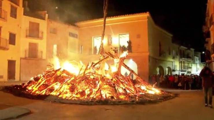 La monumental hoguera de Castelserás, este pasado jueves, 19 de enero.