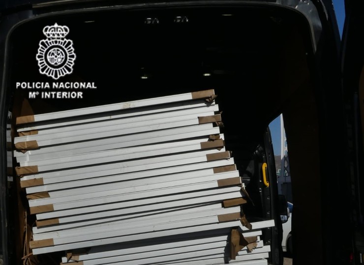 Placas solares en la furgoneta intervenida. / Policía Nacional