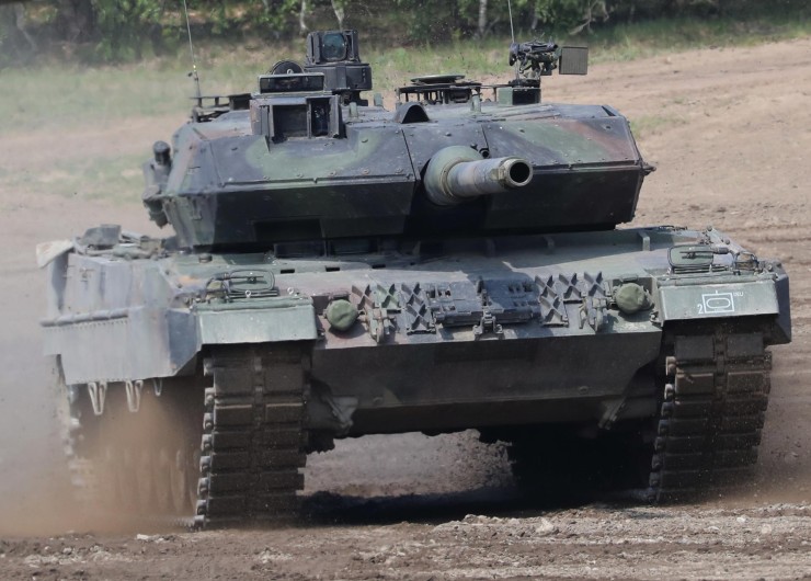 Uno de los tanques 'Leopard 2' en una de las maniobras recientes de la OTAN./ EFE/EPA/FOCKE STRANGMANN.