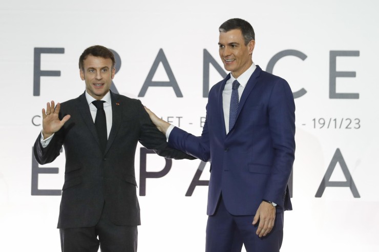 El presidente del Gobierno, Pedro Sánchez, y el presidente francés, Emmanuel Macron, durante la ceremonia de firma de acuerdos celebrada en el marco de la Cumbre Hispanofrancesa, este jueves, en Barcelona. / EFE.