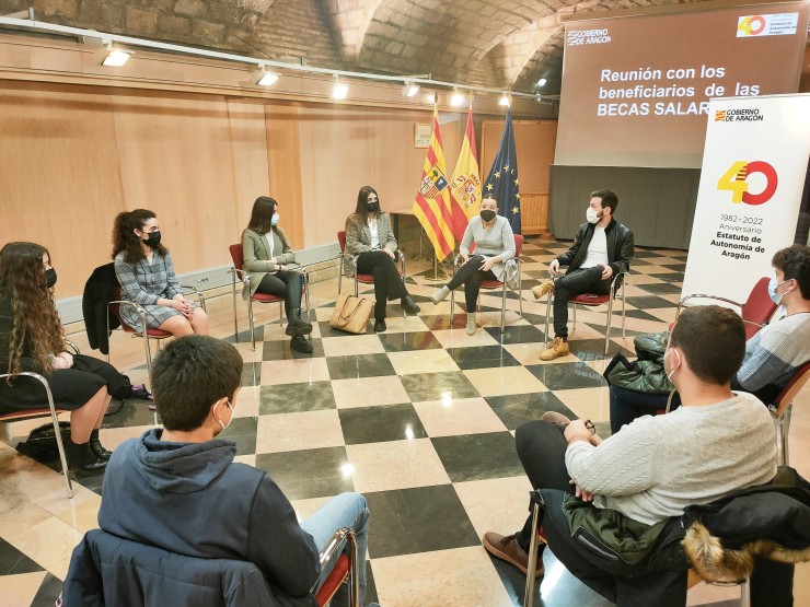 La consejera de Universidad, Maru Díaz, con algunos de los alumnos beneficiados. / Gobierno de Aragón