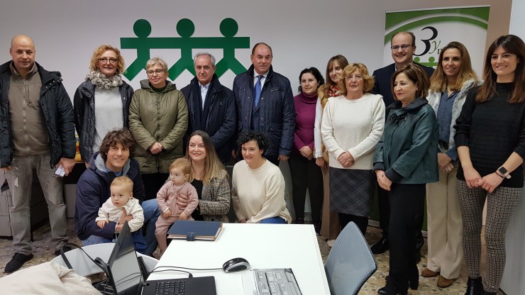 Broto, junto a responsables y familias de la asociación 3 y Mas. / Gobierno de Aragón
