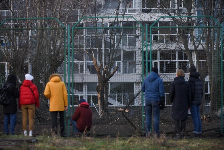 Ucranianos miran el cráter que dejó uno de los misiles que cayó sobre Kiev el pasado día 31 de diciembre. (EFE/EPA/OLEG PETRASYUK)