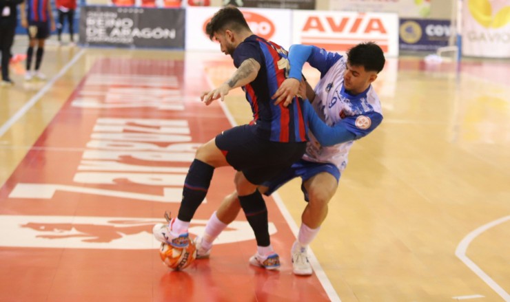 Rivera pugna por un balón en un lance del encuentro copero ante el Barça. Foto: AD Sala 10