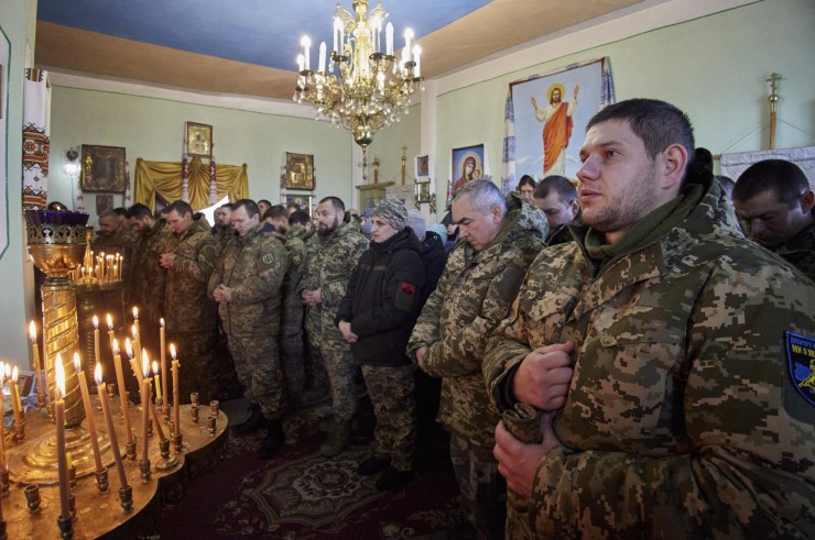 Soldados ucranianos asisten a una misa de Navidad en una iglesia ortodoxa. - Sergey Kozlov - EFE.