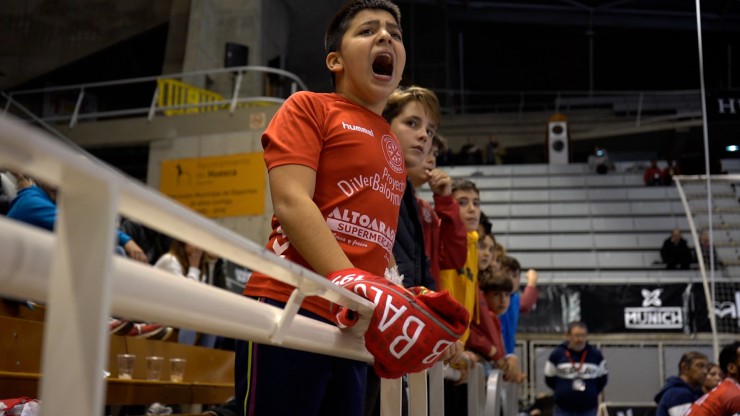 Unos niños animan al equipo en un partido en el Palacio de los Deportes este curso. Foto: Bada Huesca