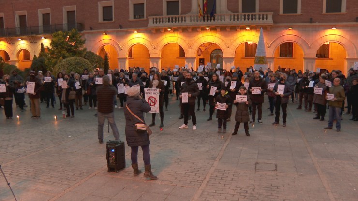 Varias personas en la concentración de Teruel.