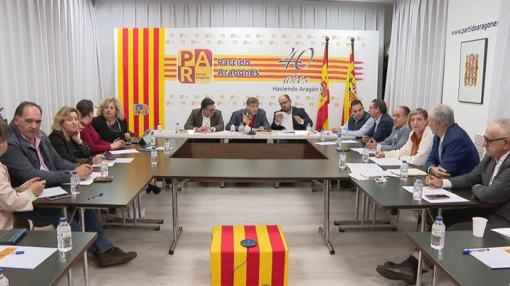 Arturo Aliaga, en el centro, junto a Alberto Izquierdo, a la derecha, en una Ejecutiva del Partido Aragonés.