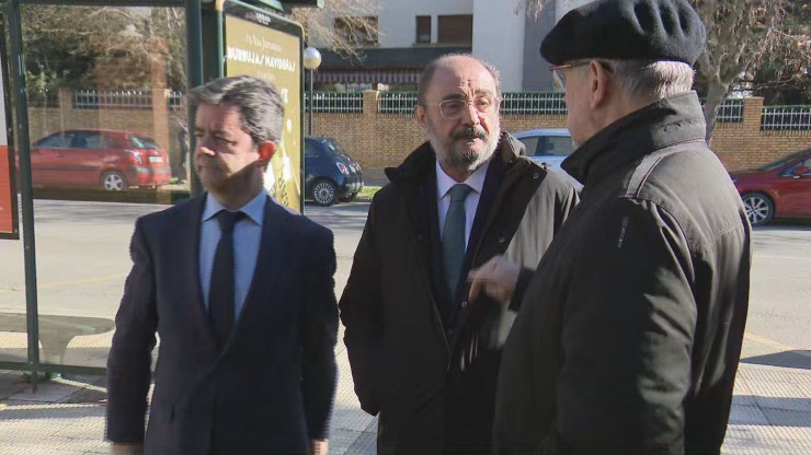 El alcalde de Huesca, Luis Felipe, y el presidente de Aragón, Javier Lambán, a su llegada al tanatorio para despedir a Fernando Elboj.