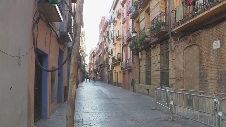 Calle de Zaragoza con edificios ocupados.
