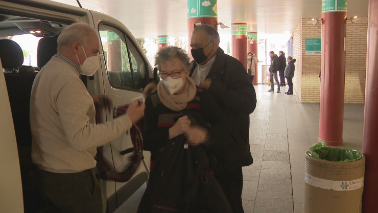 Varios pacientes llegan al Hospital Clínico de Zaragoza en taxi para recibir tratamiento de radioterapia.