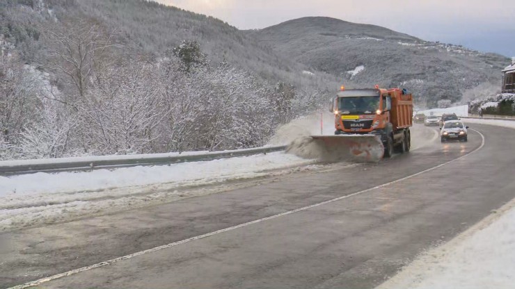 Un quitanieves trabajando en una carretera del Pirineo.
