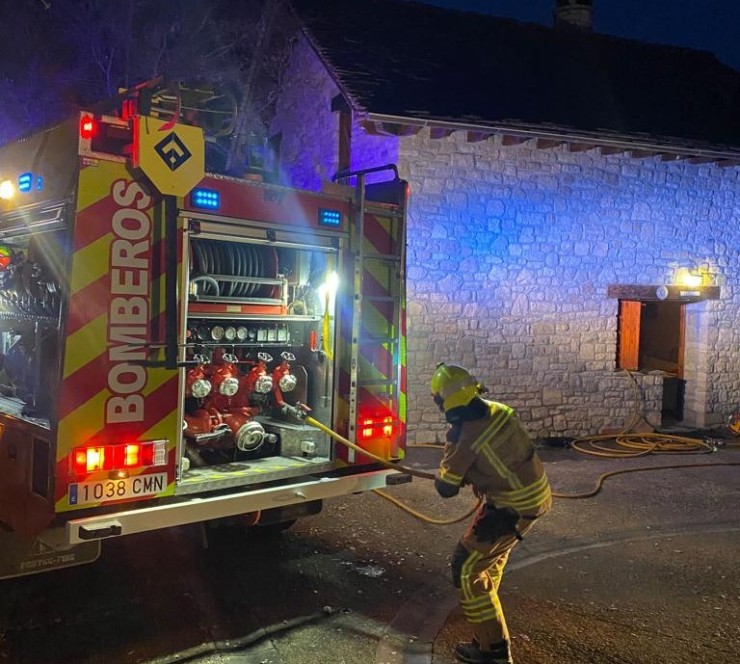 Momento de la intervención de los bomberos durante el incendio en una vivienda en Santa Cruz de la Serós. | DPH