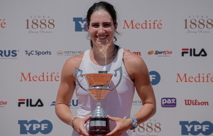Carlota Martínez posa en el trofeo de campeona del ITF W25 de Buenos Aires.