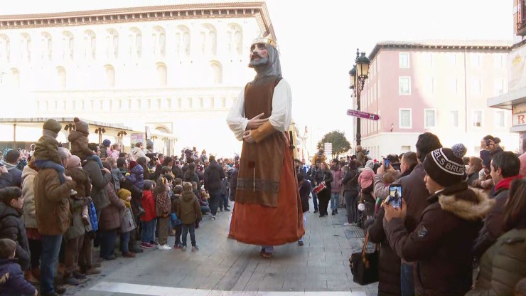 Los gigantes y cabezudos han animado la fiesta en las calles de Zaragoza.