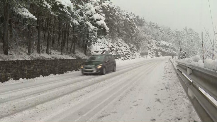 Un coche circulando por una carretera del Pirineo.