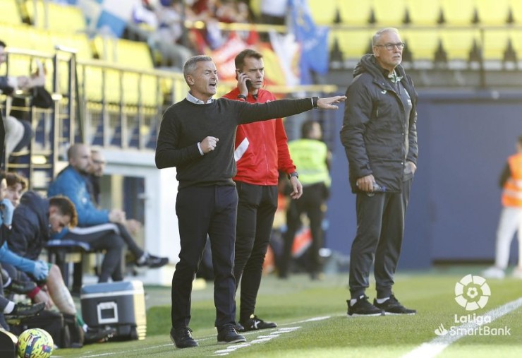 Fran Escribá da órdenes durante el partido ante el Villarreal B. Foto: LaLiga