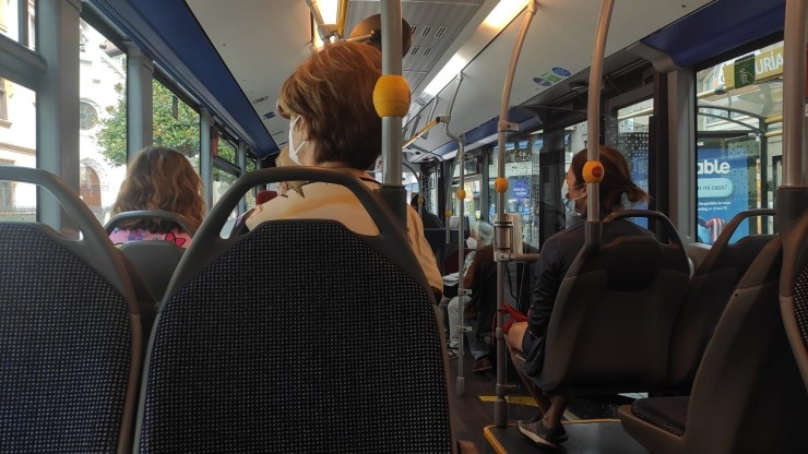 Imagen de archivo de pasajeros en un autobús urbano. / Europa Press