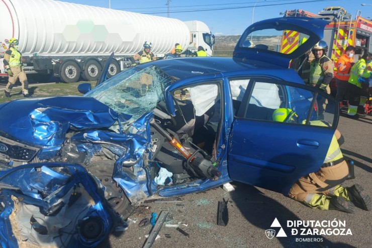 La conductora del turismo ha tenido que ser excarcelada tras ser herida en una colisión frontolateral con un camión en Alagón. / Diputación de Zaragoza