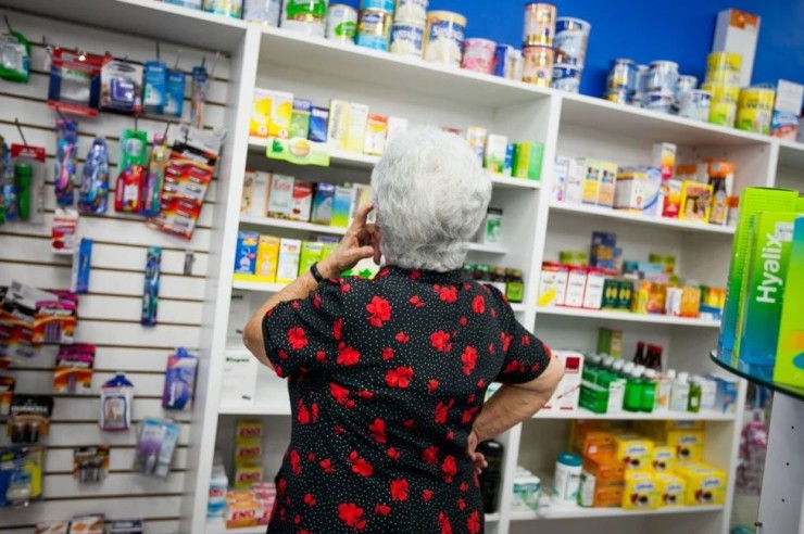 Una mujer compra medicamentos, en una fotografía de archivo. / Efe
