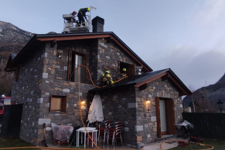 Los bomberos de la DPH actúan sobre la chimenea de una vivienda. / DPH