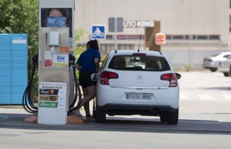 Una mujer reposta en una gasolinera. / Europa Press