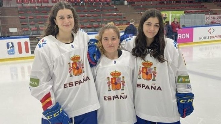 Imagen de las tres jugadoras del CH Jaca.