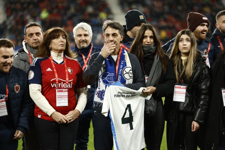 Imagen del homenaje que recibió el futbolista este miércoles. Foto: Twitter CA Osasuna.