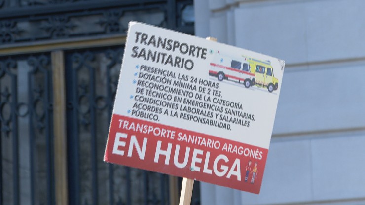Los profesionales del transporte urgente sanitario se han manifestado en la plaza España de Zaragoza.
