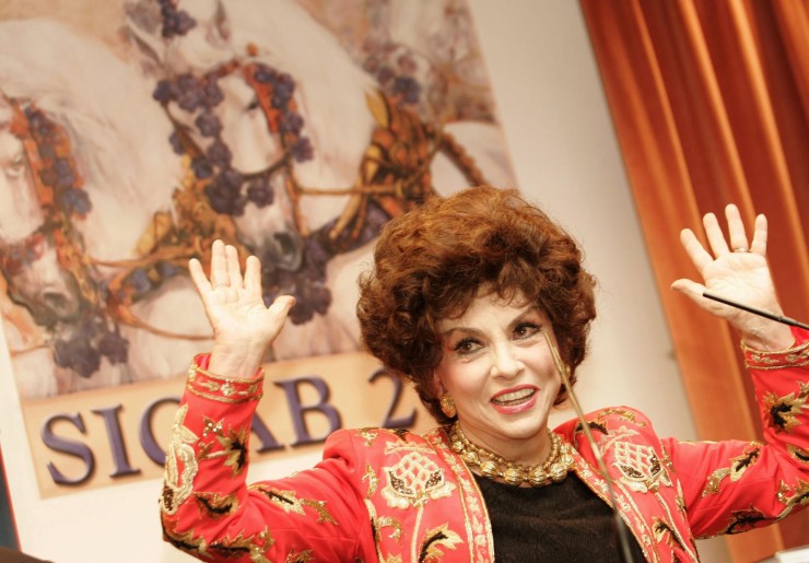 Fotografía de archivo fechada el 25 de noviembre de 2006, cuando la actriz italiana Gina Lollobrígida ofreció una rueda de prensa en el Palacio de Exposiciones y Congresos de Sevilla. / EFE.