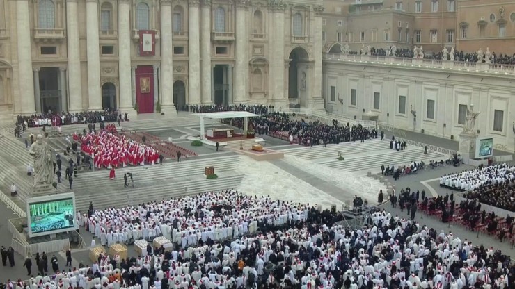 Ceremonia del funeral de Benedicto XVI en la plaza de San Pedro del Vaticano. / Reuters