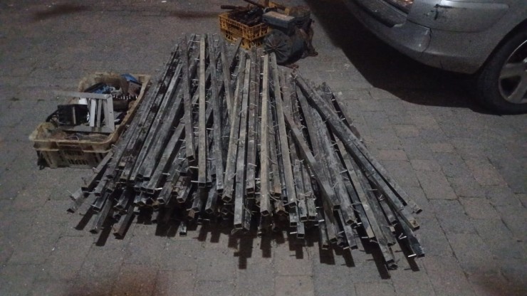 Barras para colgar jamones, encontradas en el vehículo de los dos detenidos en Manzanera. / Guardia Civil.