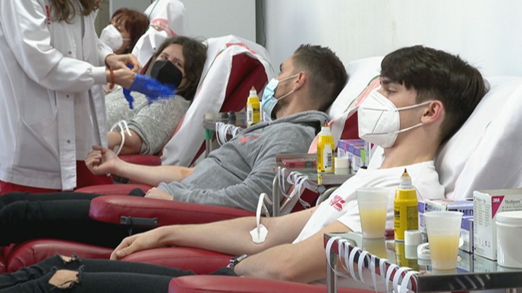 Imagen de archivo de varias personas donando sangre en Aragón.