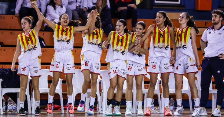 Las jugadoras de la Selección Aragonesa celebran una canasta. Foto: Baloncesto España