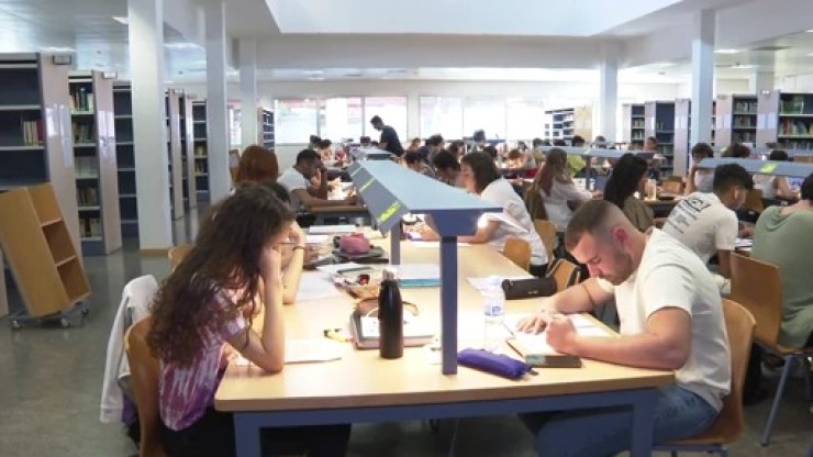 Gente estudiando en una sala de estudio de la Universidad de Zaragoza.