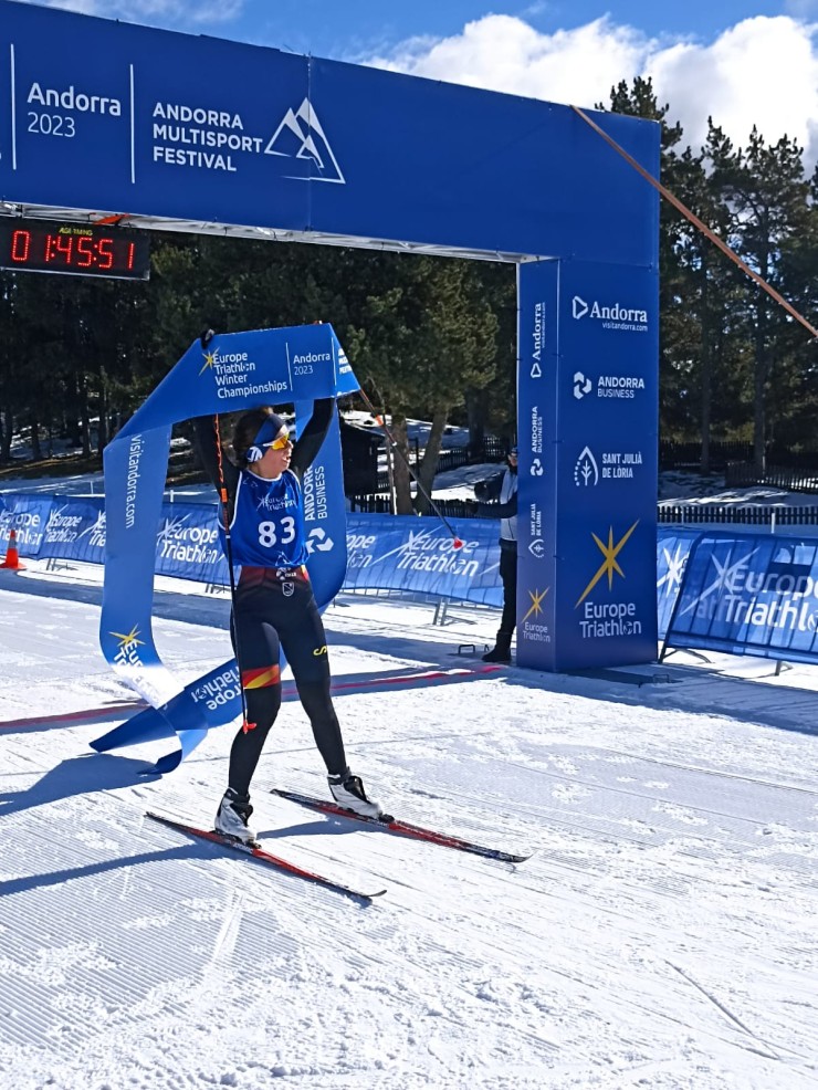 Sofía Lozano, oro en categoría junior femenino del campeonato de Europa de triatlón de invierno