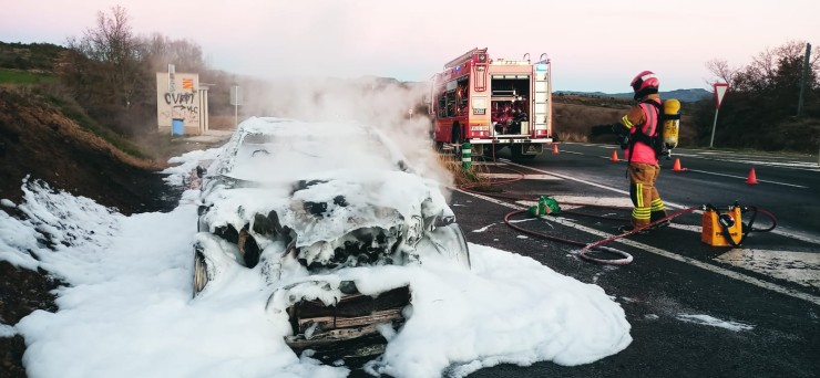 Los bomberos han sofocado las llamas de un vehículo en la carretera de Benabarre, en Huesca. / DPH