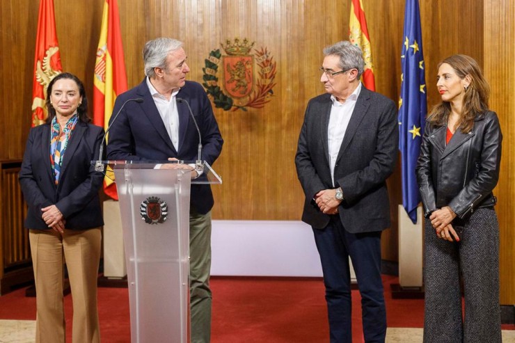 El alcalde de Zaragoza, Jorge Azcón, junto al portavoz de Vox, Julio Calvo, durante el acto para presentar el acuerdo presupuestario./ Daniel Marcos.
