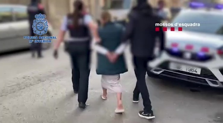Momento de la detención de una de las integrantes de la organización. / Mossos d'Esquadra