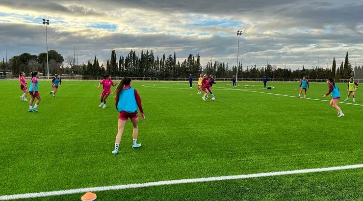 El primer equipo del Zaragoza CFF ya se ha ejercitado este lunes en los nuevos campos del CDM Mudéjar.