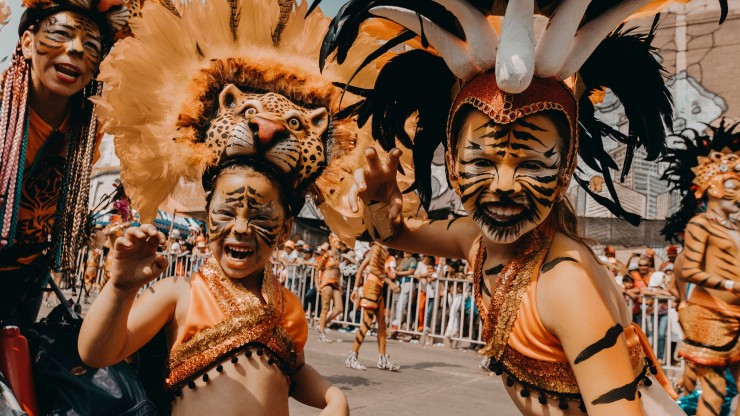 Dos niños celebran Carnaval disfrazados de leones. / Canva