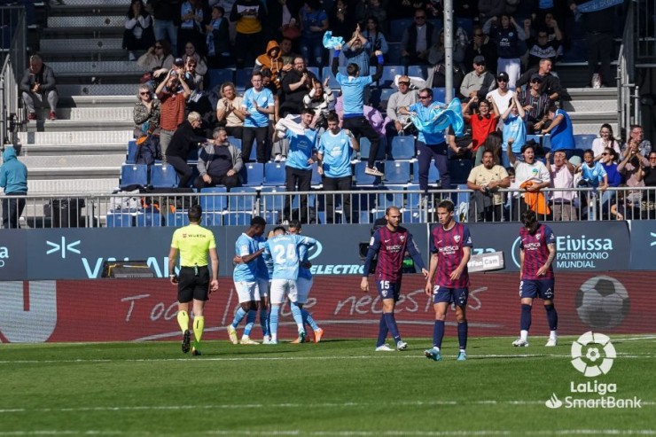 Los jugadores de la SD Huesca, tras encajar un gol en Ibiza. Foto: LaLiga