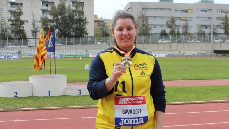Natalia Sánchez posa con su medalla de campeona de España de lanzamiento de martillo.